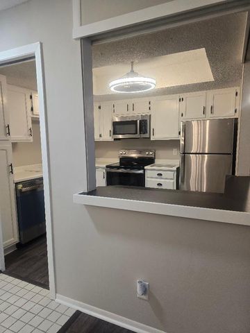 4710 58th Avenue N 106, Crystal, MN 55429