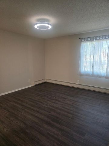 4710 58th Avenue N 106, Crystal, MN 55429