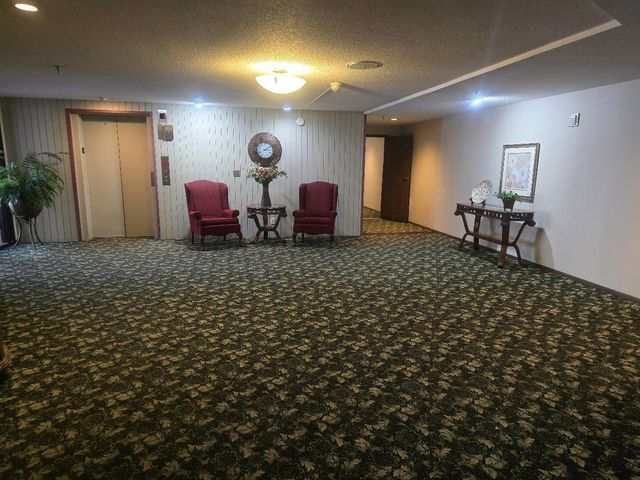 4710 58th Avenue N 106, Crystal, MN 55429