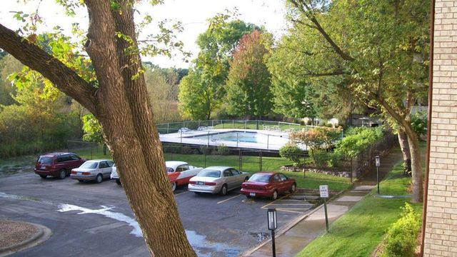 4710 58th Avenue N 106, Crystal, MN 55429