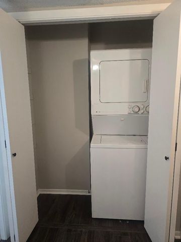 4710 58th Avenue N 106, Crystal, MN 55429