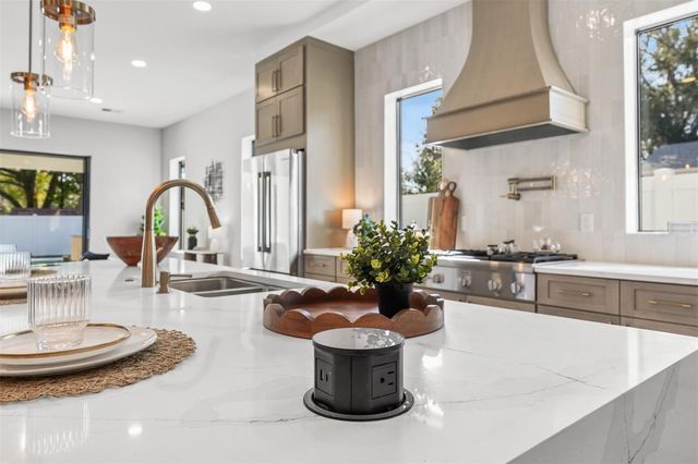 22 E STEELE STREET, Orlando, FL 32804