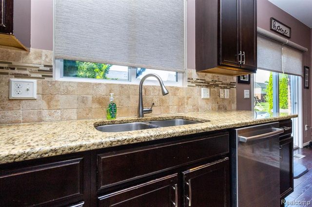 2110 Mayflower, Troy, MI 48085