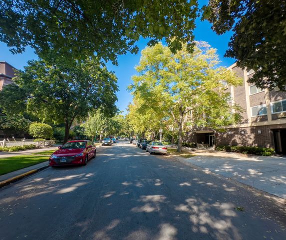 222 N Grove Avenue 2B, Oak Park, IL 60302