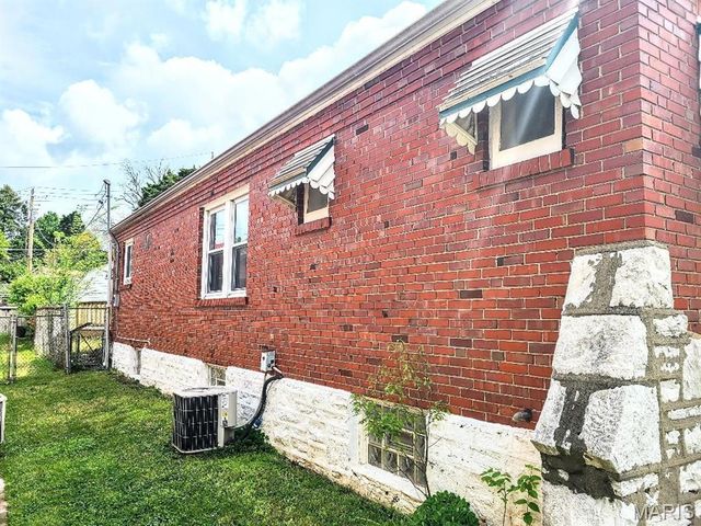 1365 Switzer Avenue, St Louis, MO 63147