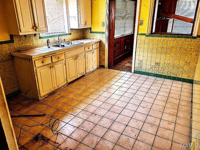 1365 Switzer Avenue, St Louis, MO 63147