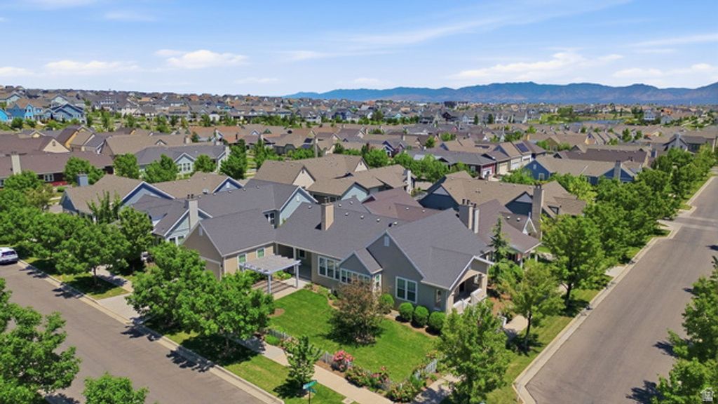 Image 8 of property listing at 4956 W BLACK TWIG DR. DR, South Jordan, UT 84009