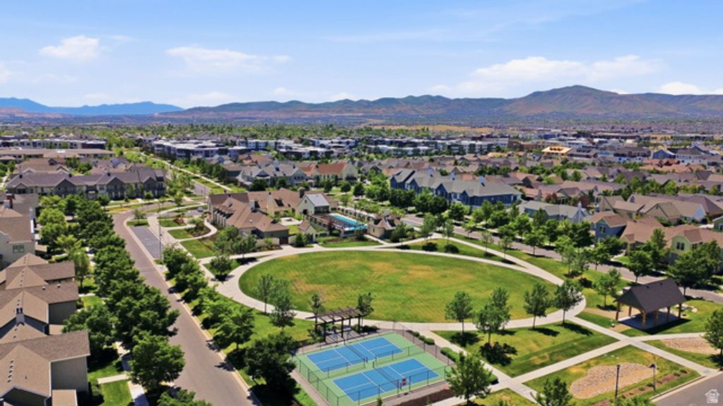 Image 10 of property listing at 4956 W BLACK TWIG DR. DR, South Jordan, UT 84009