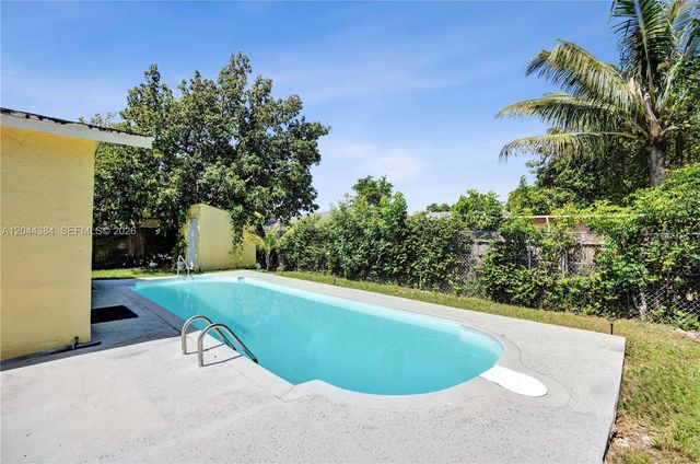 611 SW 76th Ter, North Lauderdale, FL 33068