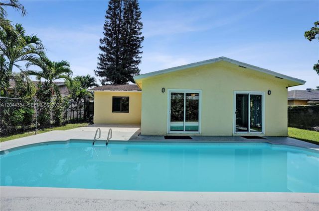 611 SW 76th Ter, North Lauderdale, FL 33068