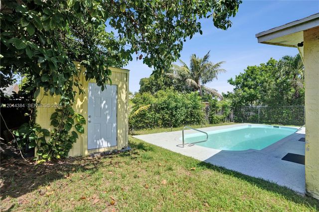 611 SW 76th Ter, North Lauderdale, FL 33068