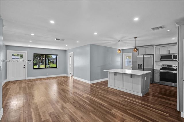 611 SW 76th Ter, North Lauderdale, FL 33068