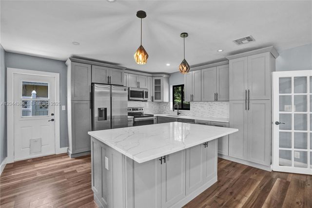 611 SW 76th Ter, North Lauderdale, FL 33068