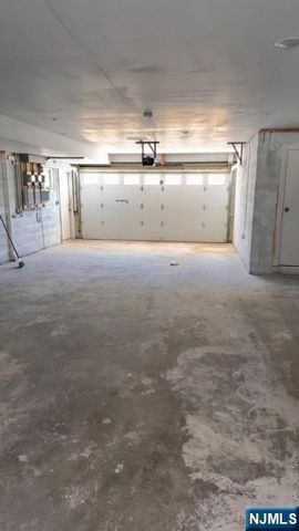 560 11th Street, Newark, NJ 07107