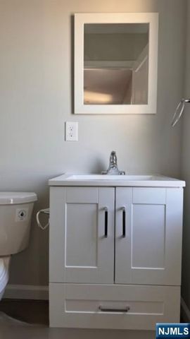 560 11th Street, Newark, NJ 07107