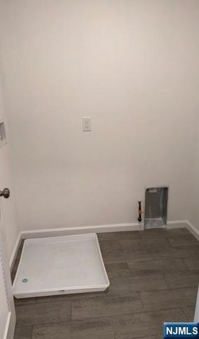 560 11th Street, Newark, NJ 07107
