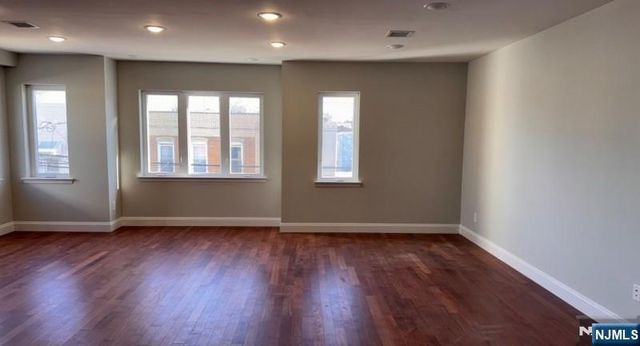 560 11th Street, Newark, NJ 07107