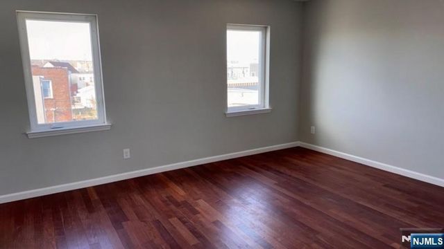 560 11th Street, Newark, NJ 07107