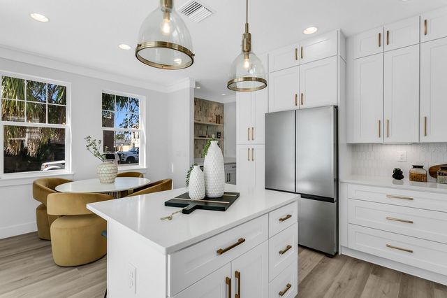 2140 W CHESTNUT STREET, Tampa, FL 33607