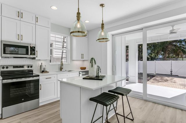 2140 W CHESTNUT STREET, Tampa, FL 33607