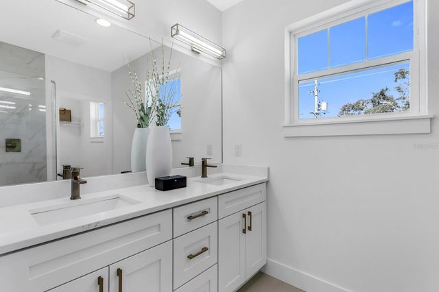 2140 W CHESTNUT STREET, Tampa, FL 33607