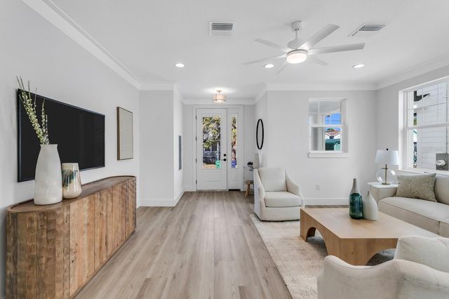 2140 W CHESTNUT STREET, Tampa, FL 33607