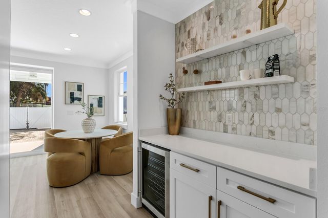 2140 W CHESTNUT STREET, Tampa, FL 33607