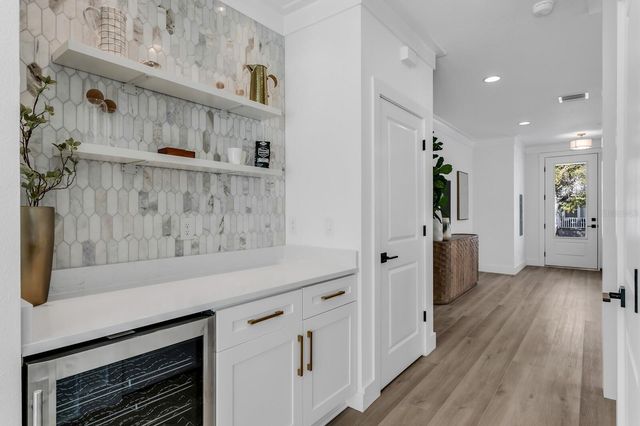 2140 W CHESTNUT STREET, Tampa, FL 33607