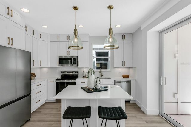 2140 W CHESTNUT STREET, Tampa, FL 33607