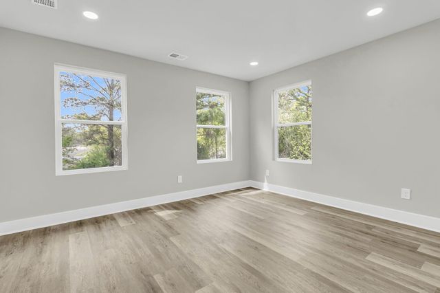 5889 N Rhett Avenue, Hanahan, SC 29410