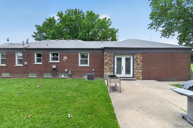 1215 Goddard Street, Wyandotte, MI 48192