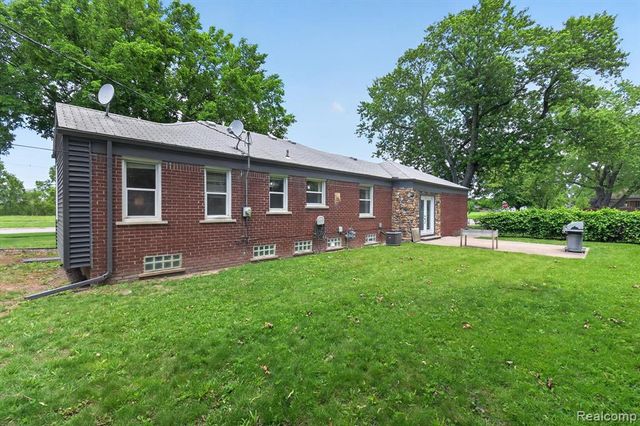1215 Goddard Street, Wyandotte, MI 48192