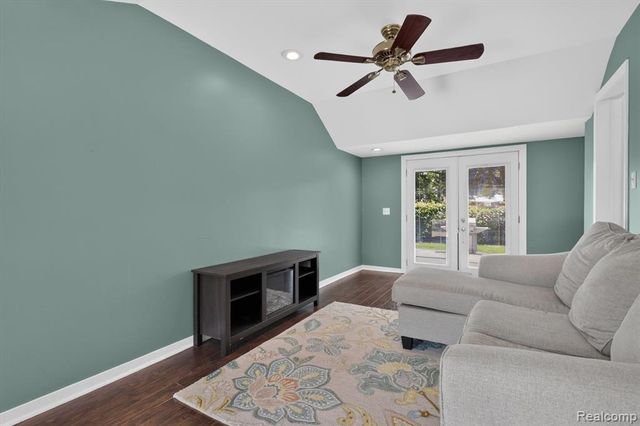 1215 Goddard Street, Wyandotte, MI 48192