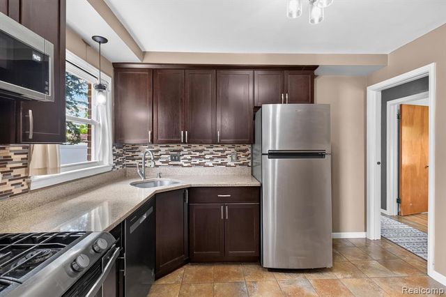 1215 Goddard Street, Wyandotte, MI 48192