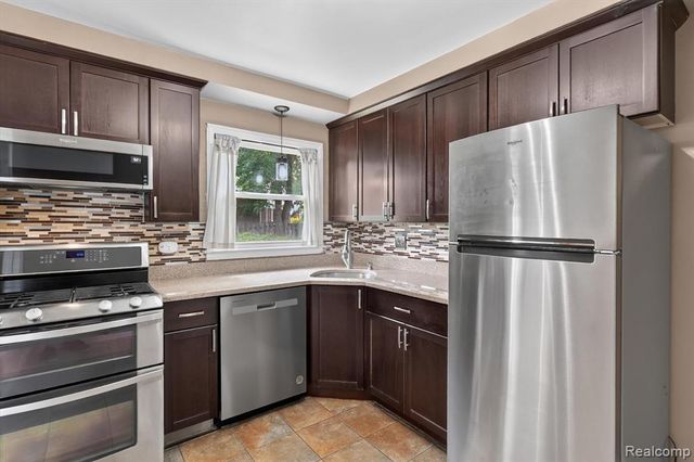 1215 Goddard Street, Wyandotte, MI 48192