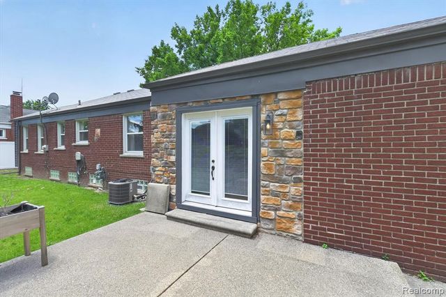 1215 Goddard Street, Wyandotte, MI 48192