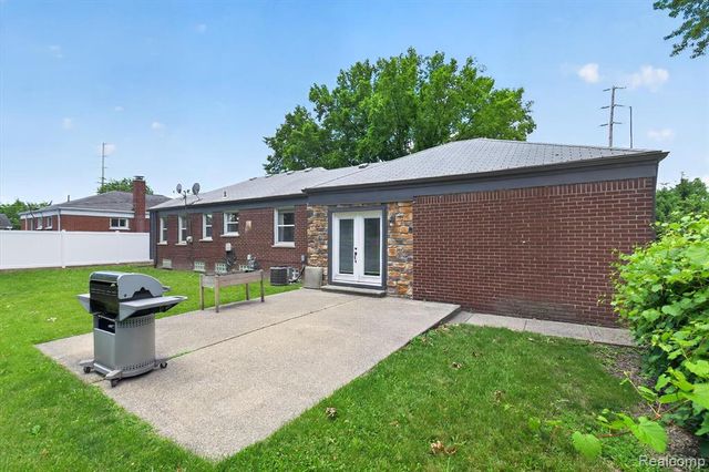 1215 Goddard Street, Wyandotte, MI 48192