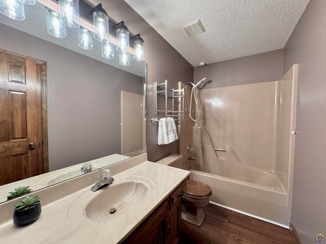 3630 SW Kings Forest RD, Topeka, KS 66610