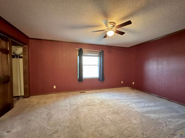 3630 SW Kings Forest RD, Topeka, KS 66610