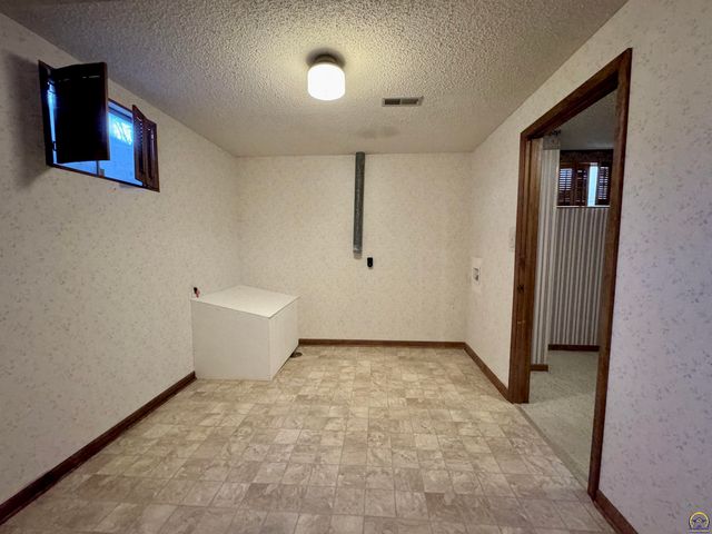 3630 SW Kings Forest RD, Topeka, KS 66610