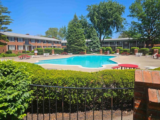 29472 Hoover Road, Warren, MI 48093