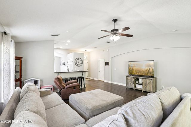 521 SHAMROCK Avenue S, Jacksonville, FL 32218