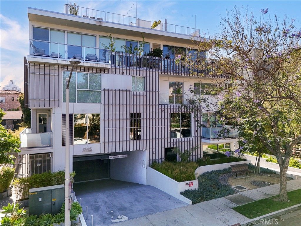 Image 1 of property listing at 1345 Havenhurst 4, West Hollywood, CA 90046