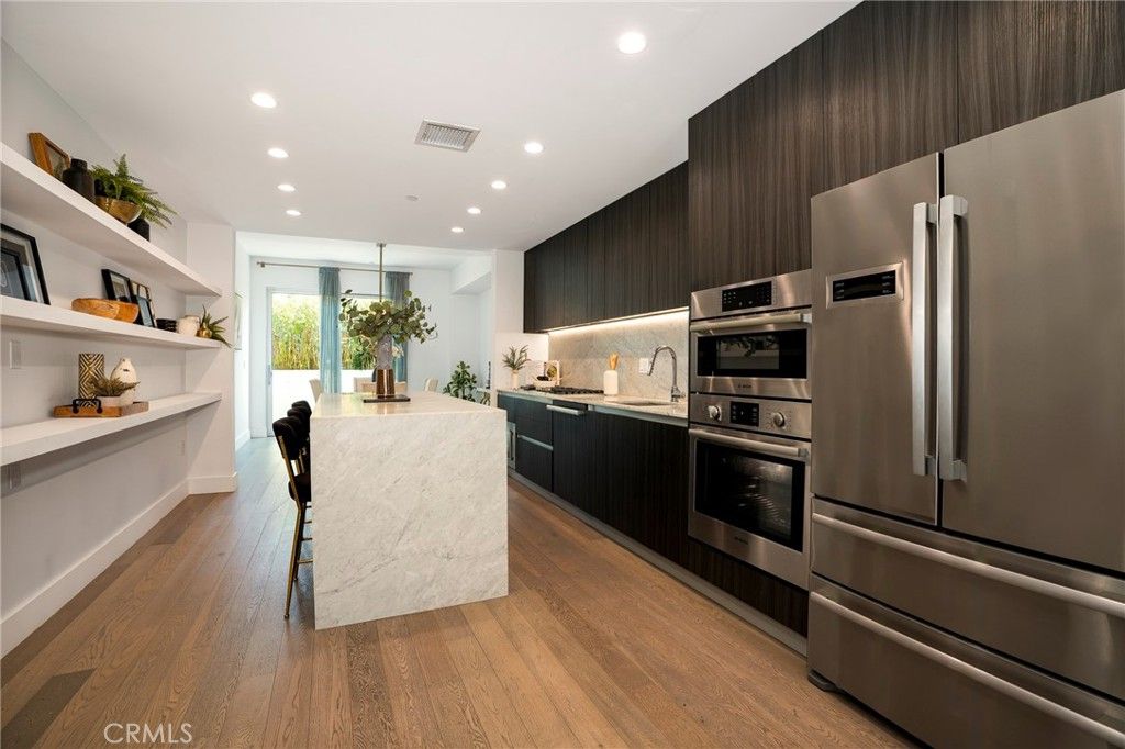 Image 12 of property listing at 1345 Havenhurst 4, West Hollywood, CA 90046