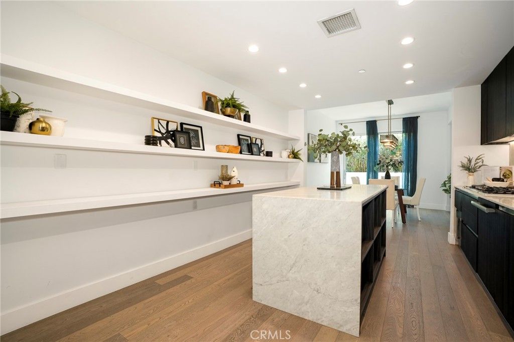 Image 13 of property listing at 1345 Havenhurst 4, West Hollywood, CA 90046