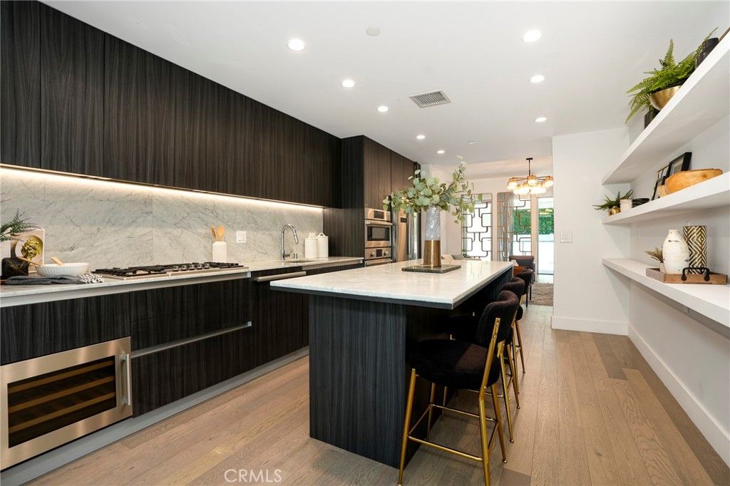 Image 14 of property listing at 1345 Havenhurst 4, West Hollywood, CA 90046