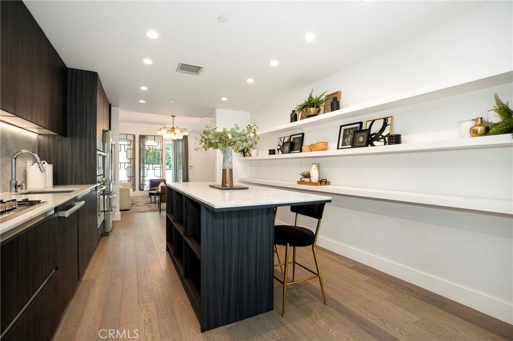 Image 15 of property listing at 1345 Havenhurst 4, West Hollywood, CA 90046