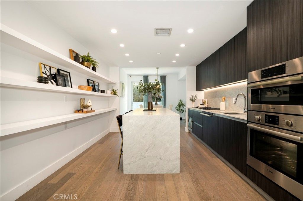 Image 16 of property listing at 1345 Havenhurst 4, West Hollywood, CA 90046