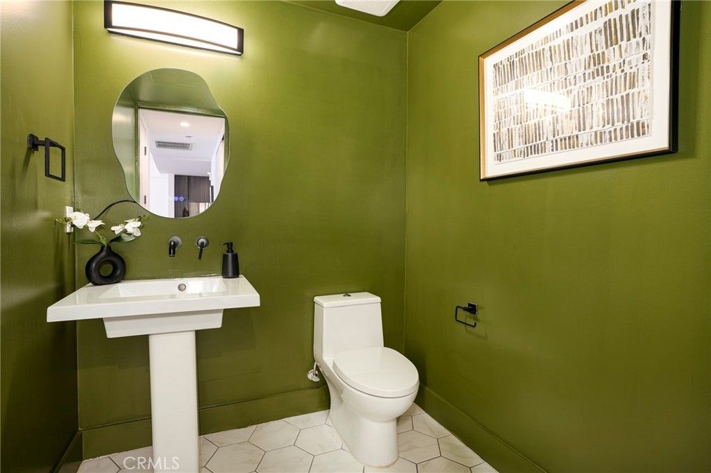 Image 21 of property listing at 1345 Havenhurst 4, West Hollywood, CA 90046