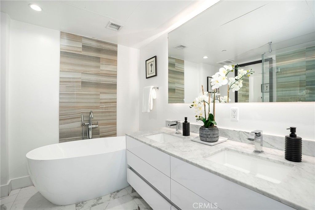 Image 28 of property listing at 1345 Havenhurst 4, West Hollywood, CA 90046
